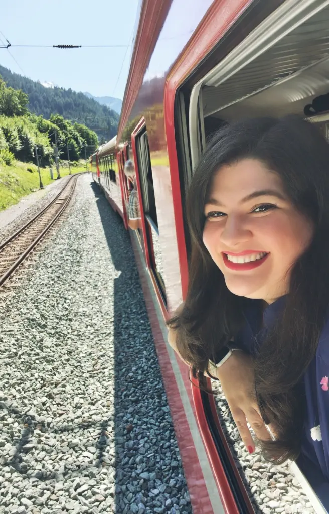 Joana de Joana Wanderlust viajando en tren