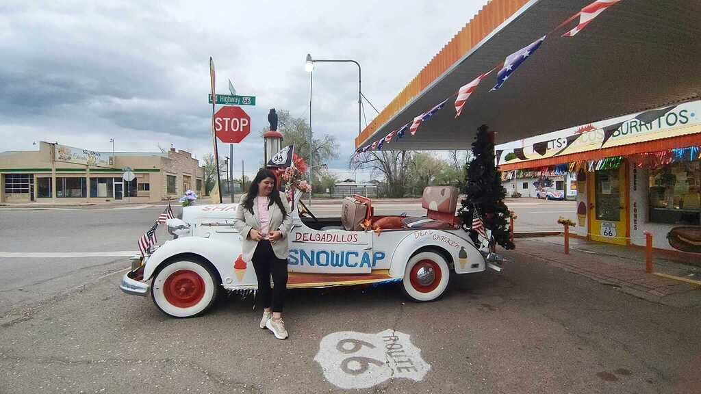 Coche clásico expuesto en Delgadillo's Snow Cap en la mítica Ruta 66 de Estados Unidos.