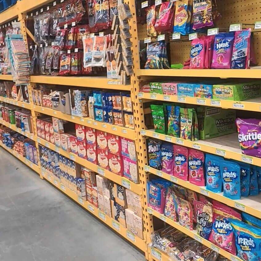 Estanterías y pasillos llenos de productos en un supermercado típico de Estados Unidos.
