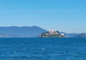 Vista de la isla de Alcatraz en medio del mar desde el ferry en San Francisco