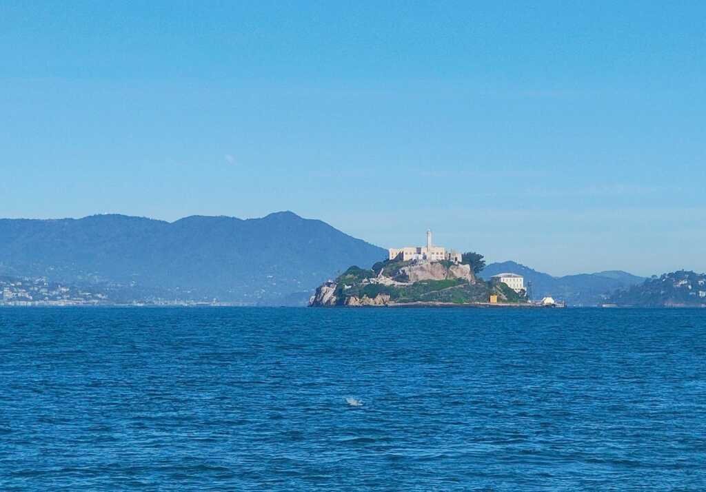 Visitar alcatraz, foto de la isla de Alcatraz desde la bahía
