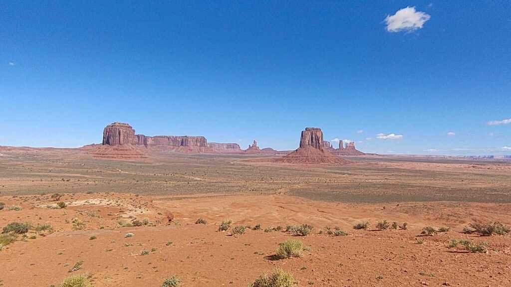 Carretera panorámica hacia las famosas formaciones rocosas de Monument Valley en territorio de la reserva Navajo, Estados Unidos.