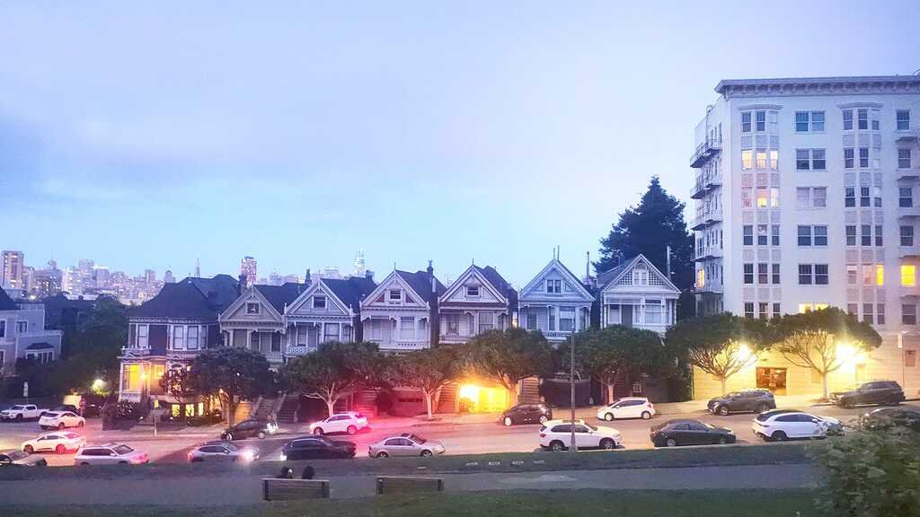 Las famosas casas victorianas Painted Ladies con el skyline de San Francisco al fondo