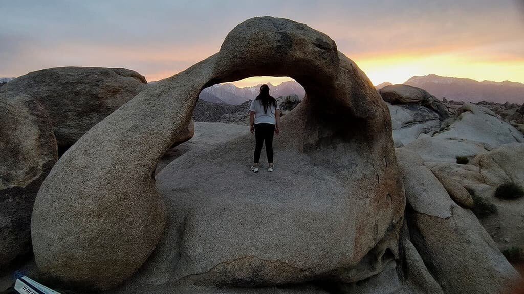 El arco de roca natural Mobius Arch en Alabama Hills en plena ruta por la Costa Oeste de EEUU
