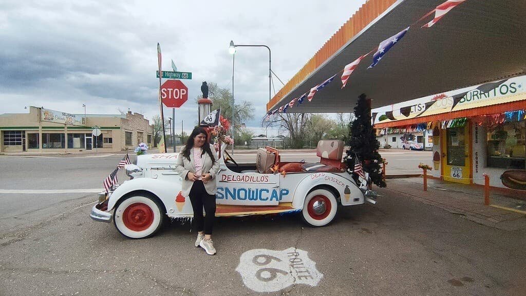 Tramo histórico y señales pintadas en el asfalto de la Ruta 66 durante la ruta por la Costa Oeste de EEUU