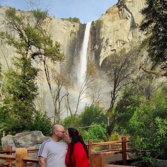 Impresionante salto de agua en Yosemite Falls durante la ruta por la Costa Oeste de EEUU