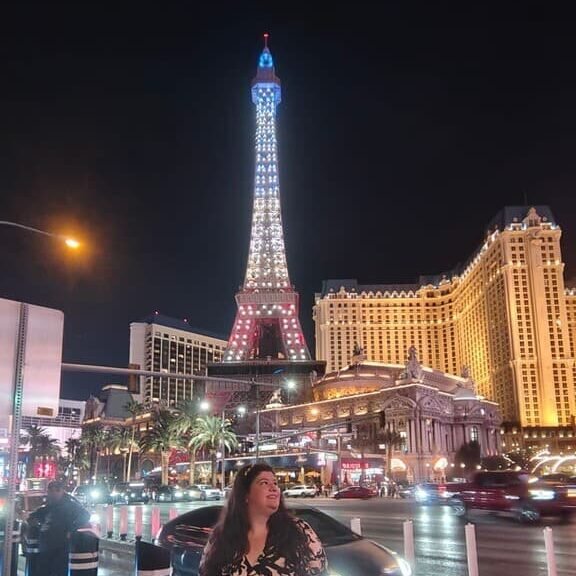 Réplica de la Torre Eiffel y fachada del Hotel París en Las Vegas durante nuestra ruta por la Costa Oeste de EEUU