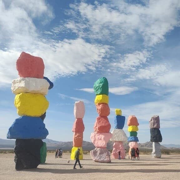 Las coloridas torres de piedra de la instalación artística Seven Magic Mountains en la ruta por la Costa Oeste de EEUU
