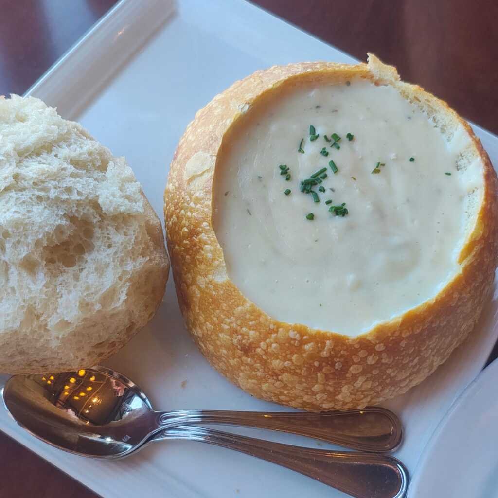 Cuenco de pan tradicional con Clam Chowder en San Francisco