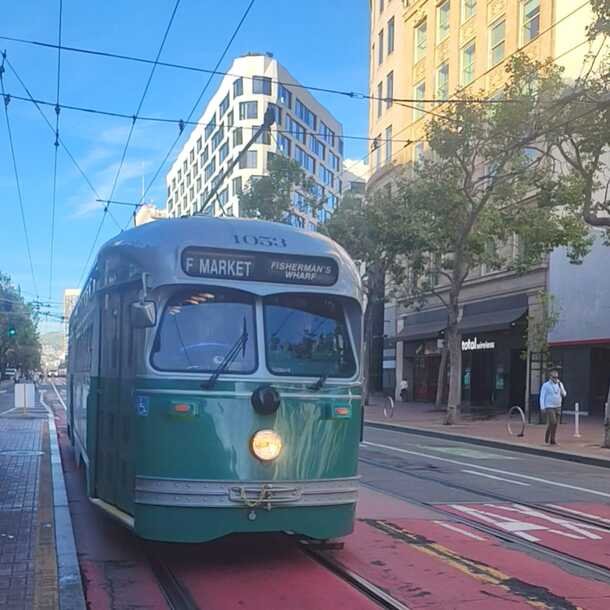 Tranvía histórico subiendo por una de las famosas cuestas de San Francisco