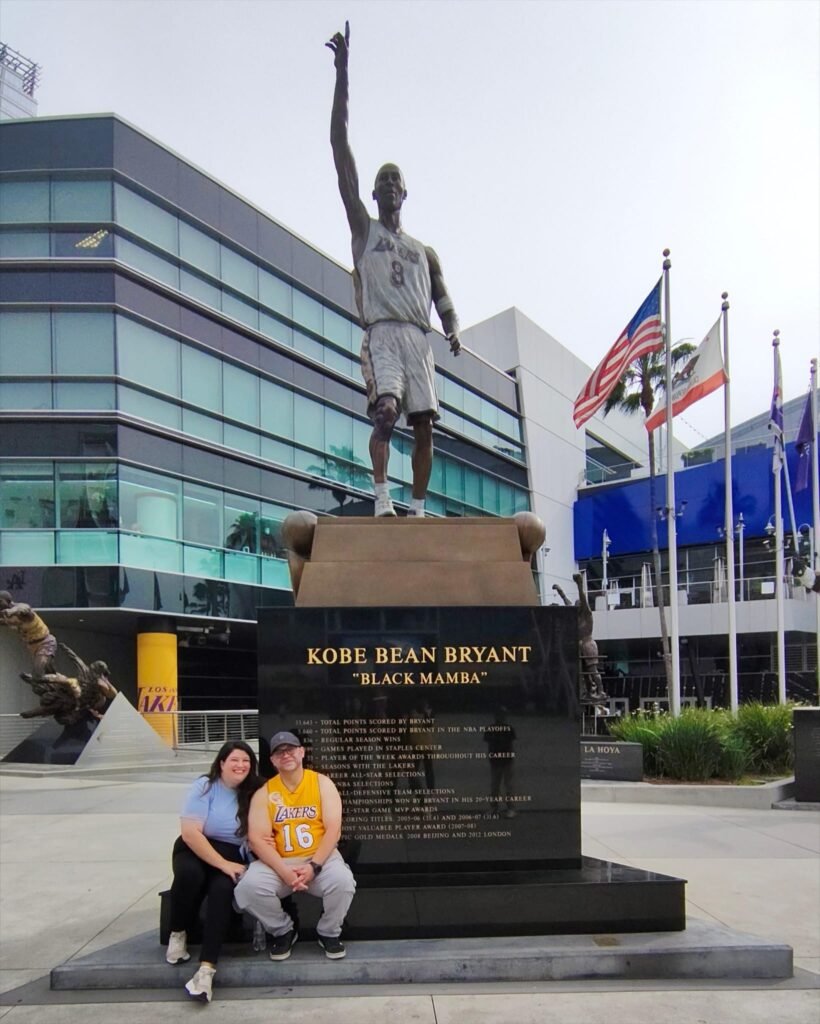 Estatua de Kobe Bryant por fuera del Crypto Arena en Los Angeles. 