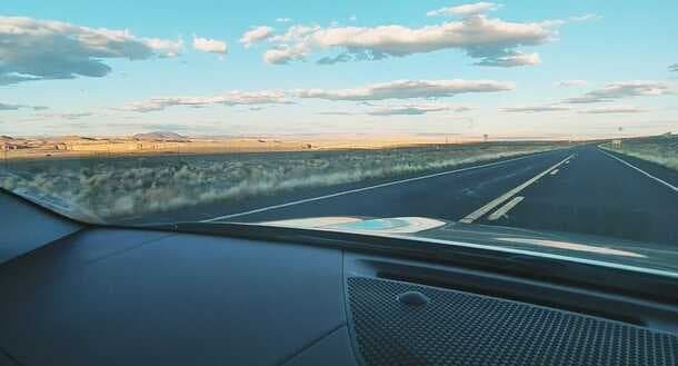 Coche viajando por la Costa Oeste