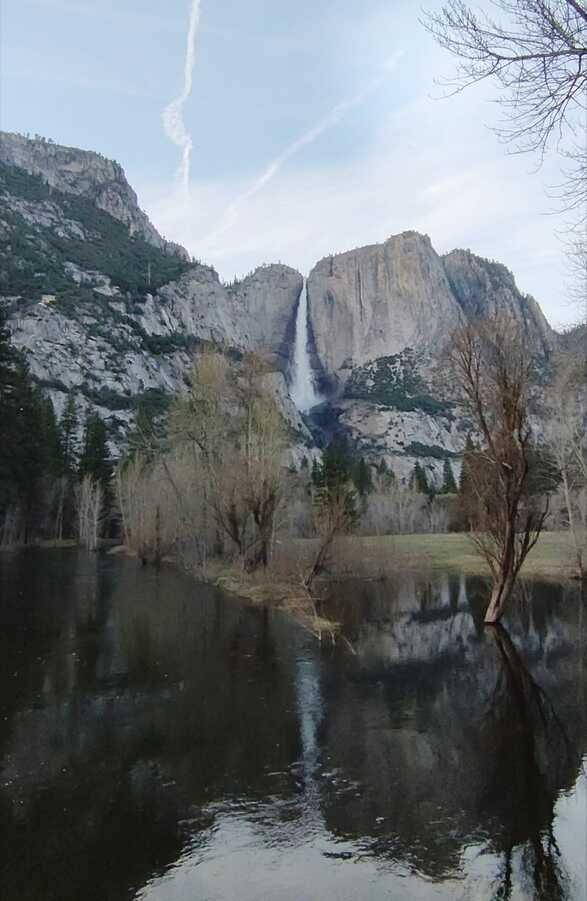 Cascada reflejada en el agua